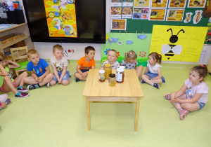 23 Dzieci oglądają różne słoiczki z miodem